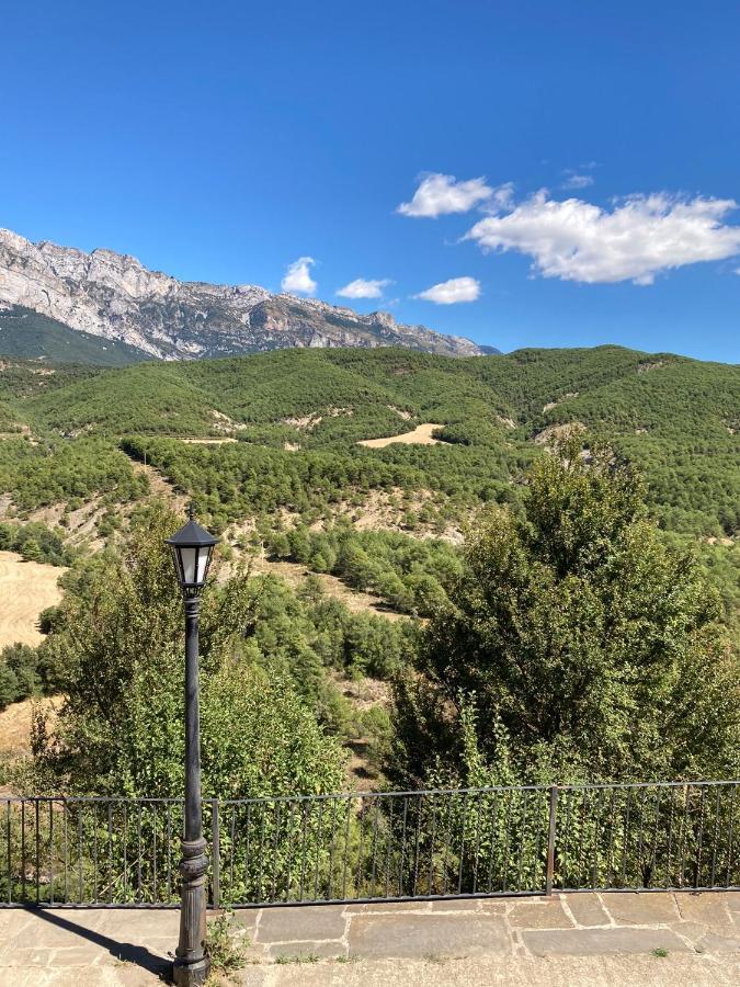 Vistas A La Montana En Un Pueblo Con Encanto. El Pueyo de Araguás Dış mekan fotoğraf