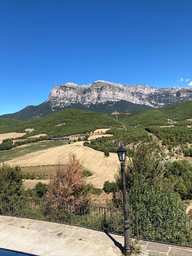 Vistas A La Montana En Un Pueblo Con Encanto. El Pueyo de Araguás Dış mekan fotoğraf